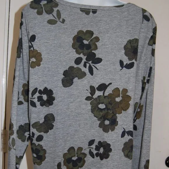 "The Everyday Tee", grey tee with olive and black flowers - Picture 5 of 6